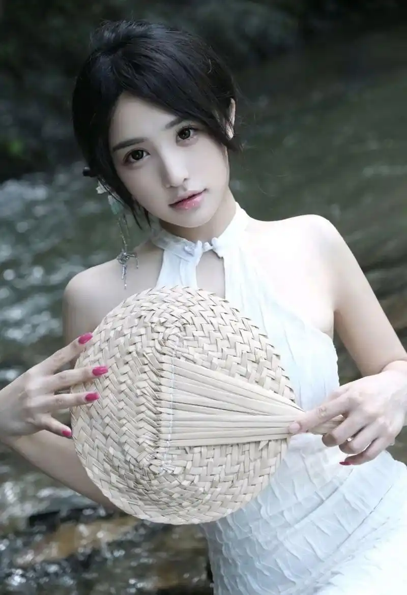 久久久影院剧情片铁轨上的月亮海报
